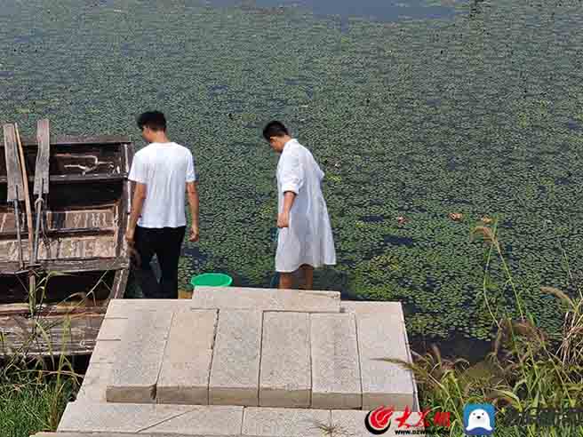 防汛常規(guī)物資中主要包含麻袋吸水膨脹袋,無紡布吸水膨脹袋,防汛沙袋,防汛噸袋,防汛編織袋,雨衣,雨靴,雨傘,彩條布,工兵鏟,十字鎬,八磅錘,應(yīng)急救生包等。