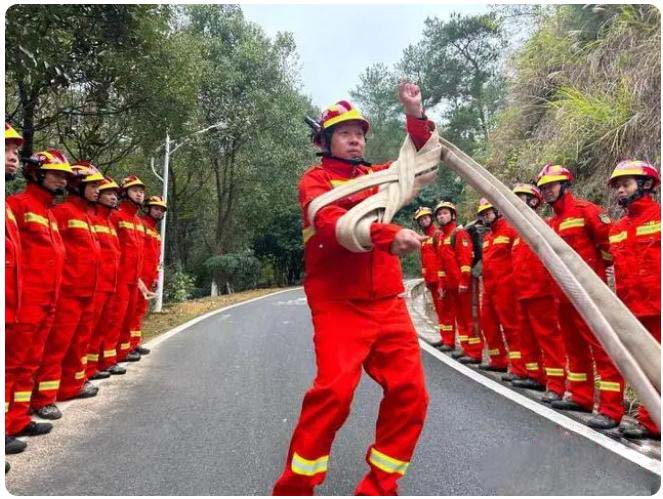 江西安遠(yuǎn)|“最美消防員”守護(hù)紅色土地的綠水青山