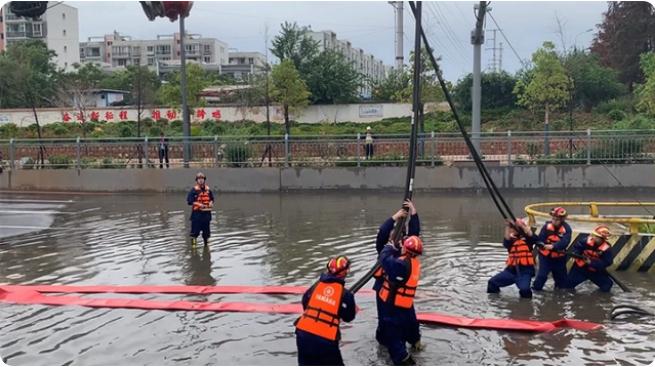 麒麟?yún)^(qū)遭暴雨突襲|部分道路積水嚴重，消防緊急排澇解憂